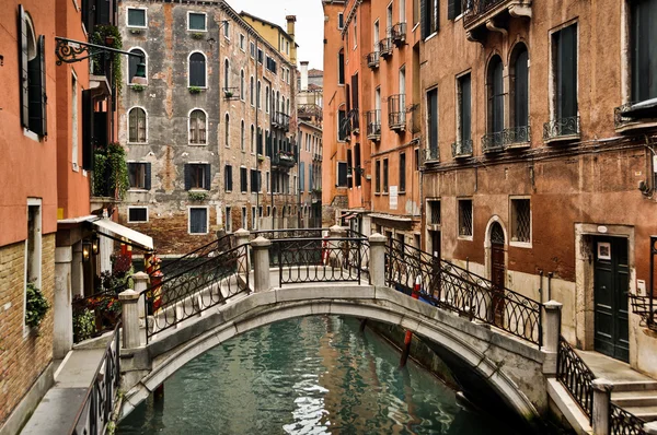 Canal et maisons historiques à Venise — Photo