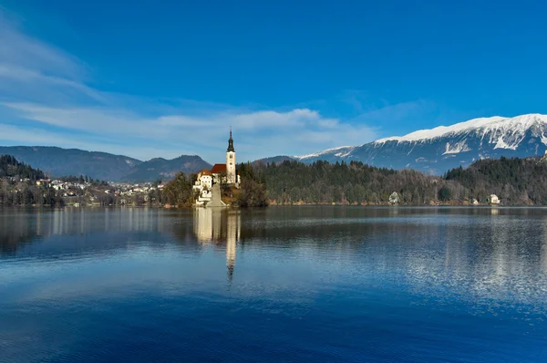 Une église sur une île au lac de Bled — Photo