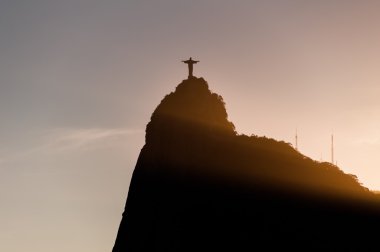Arkasında Corcovado dağ güneş ışınları