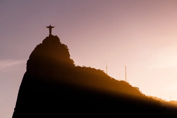 Corcovado 산 뒤에 태양 광선 — 스톡 사진
