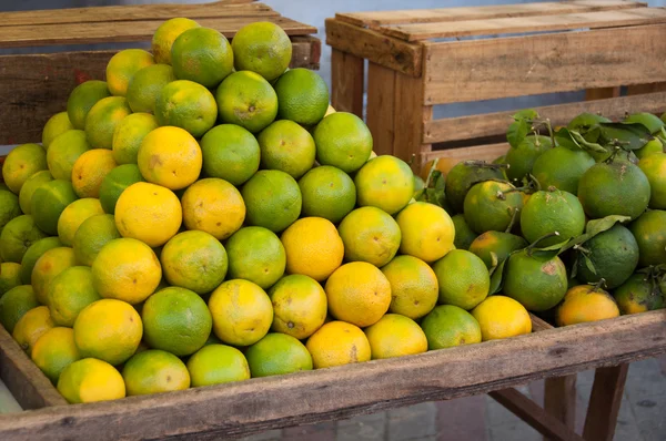 Naranjas verdes frescas en venta —  Fotos de Stock