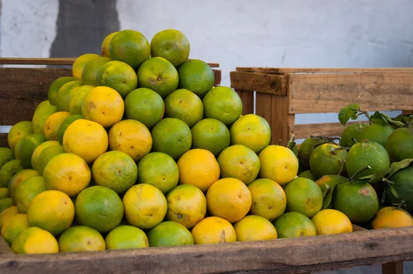 Naranjas verdes frescas en venta —  Fotos de Stock