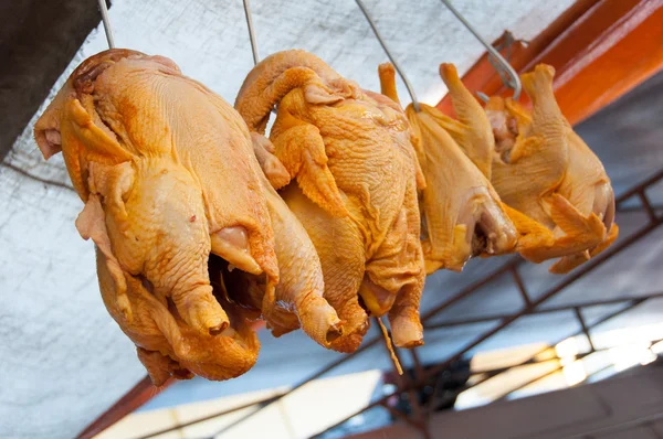 Pendurado em ganchos galinhas cruas — Fotografia de Stock