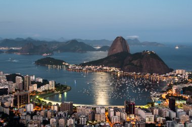 Günbatımında Rio de Janeiro görüntülemek