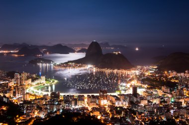 Günbatımında Rio de Janeiro görüntülemek