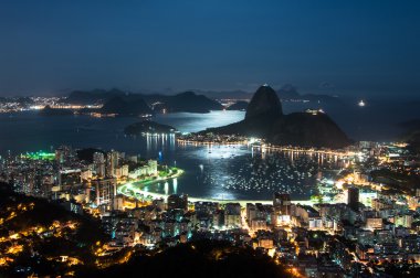 Günbatımında Rio de Janeiro görüntülemek