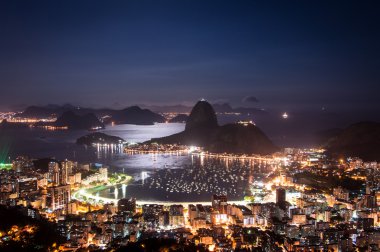 Günbatımında Rio de Janeiro görüntülemek