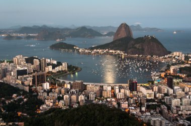 Günbatımında Rio de Janeiro görüntülemek