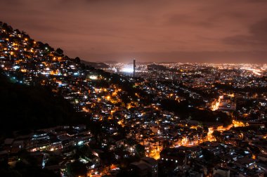 Gece de Rio de Janeiro gecekondu