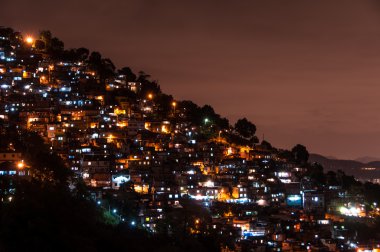 Gece de Rio de Janeiro gecekondu