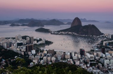 Günbatımında Rio de Janeiro görüntülemek