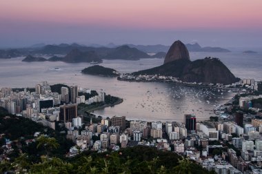 Günbatımında Rio de Janeiro görüntülemek