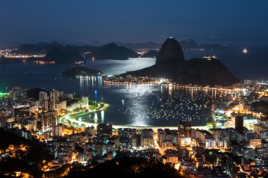 Günbatımında Rio de Janeiro görüntülemek