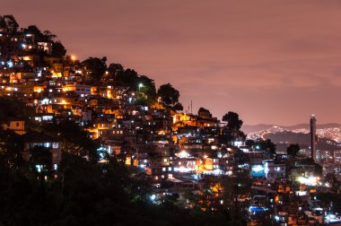 Gece de Rio de Janeiro gecekondu
