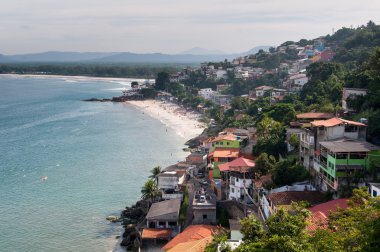 Yeşil tepeler üzerinde plaj evler