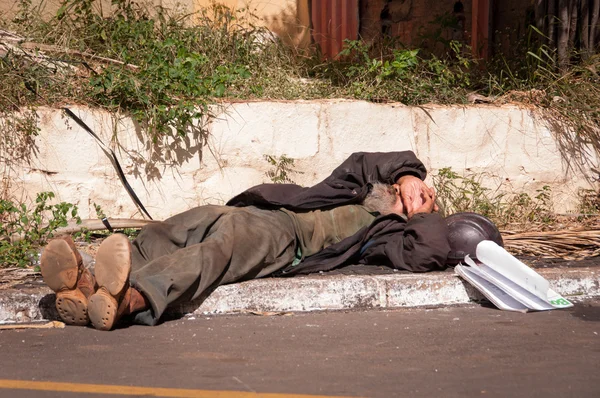 Un om fără adăpost doarme pe trotuar — Fotografie, imagine de stoc