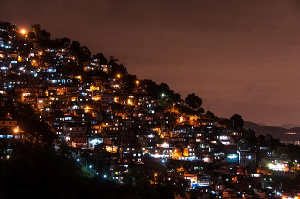 在晚上的里约热内卢贫民窟 — 图库照片