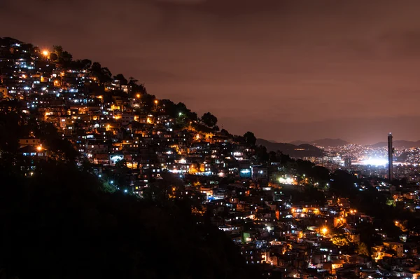 在晚上的里约热内卢贫民窟 — 图库照片