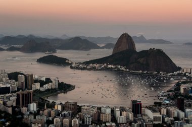 Günbatımında Rio de Janeiro görüntülemek