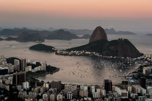 Günbatımında Rio de Janeiro görüntülemek — Stok fotoğraf