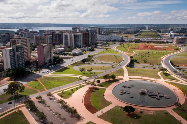 Hermoso parque cerca del Congreso Nacional Brasileño — Foto de Stock