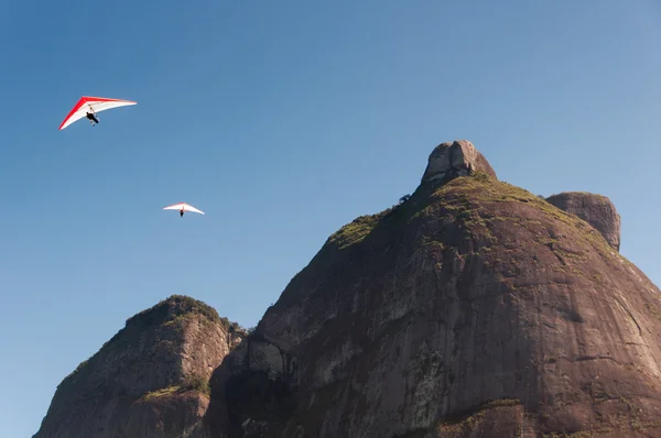 Hangglidepiloter over brasilianske fjell – stockfoto