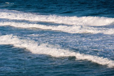 Güneşli bir gün, dalgalar