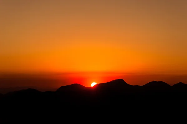 山のカラフルな夕日 — ストック写真