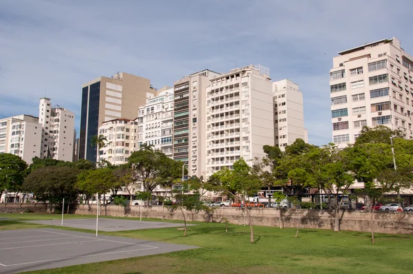 Tennisbaan in park — Stockfoto