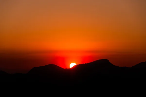 Pôr-do-sol colorido sobre montanhas — Fotografia de Stock