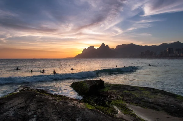 El sol se levanta sobre el mar — Foto de Stock