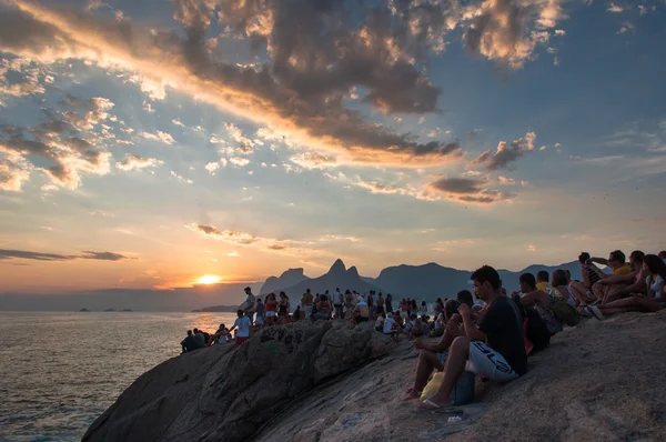 People watch sunset in Arpoador — Stock Photo, Image
