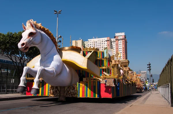 Samba school-cars en la avenida Presidente Vargas — Foto de Stock