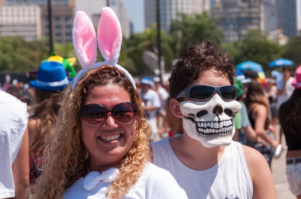 Pessoas na rua de carnaval no Flamengo Park — Fotografia de Stock