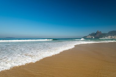 Ipanema Plajı şeffaf su ile