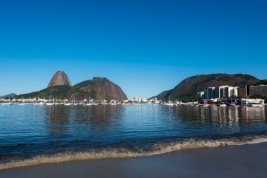 Sugarloaf dağ ile onun yansıması