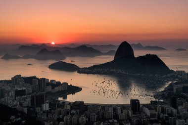 Sugar Loaf Dağı arkasında gündoğumu