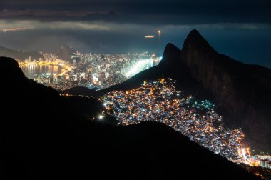 Gece Rio de Janeiro havadan görünümü 