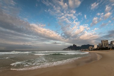 Ipanema Plajı bulutlu günde 