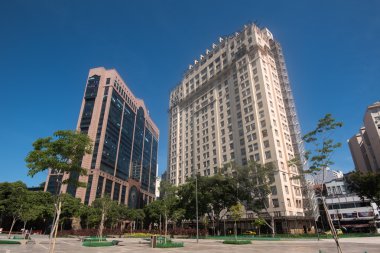 Yeni ve eski ticari binalar