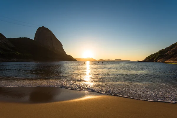 Hermoso amanecer en la playa roja — Foto de Stock