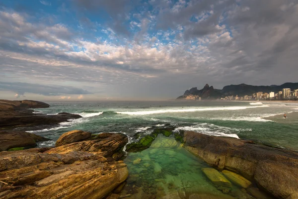 Rocas en la playa de Ipanema — Foto de Stock