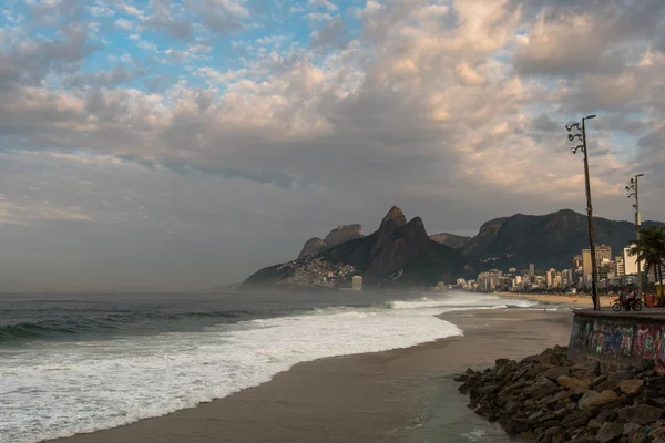 Ipanema Plajı bulutlu günde — Stok fotoğraf