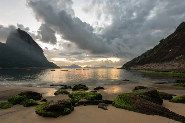 Schöner Sonnenaufgang am roten Strand — Stockfoto