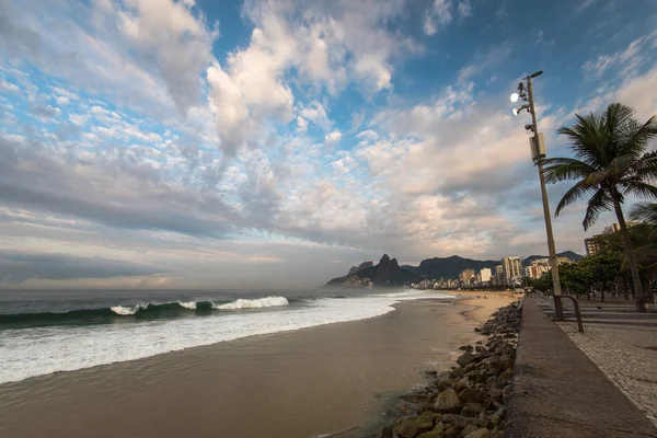 Zamračený den v pláž Ipanema — Stock fotografie