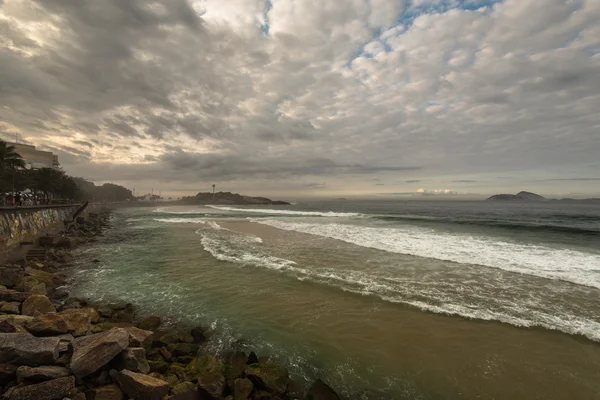 Día nublado en la playa de Ipanema — Foto de Stock