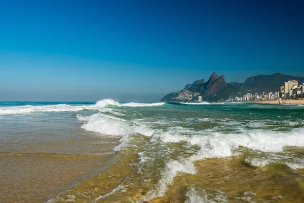 Ipanema Plajı şeffaf su ile — Stok fotoğraf