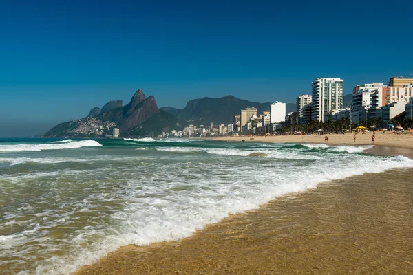 Ipanema Plajı şeffaf su ile — Stok fotoğraf