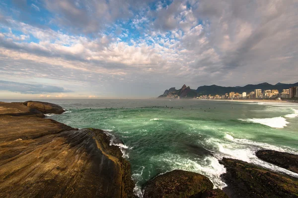 Skály na pláži Ipanema — Stock fotografie