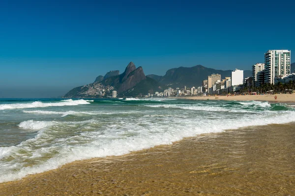 Ipanema Plajı şeffaf su ile — Stok fotoğraf